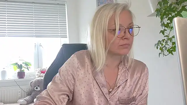 Linsy Kim online show from March 12, 8:31 am