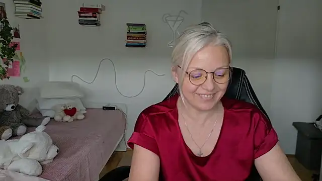 Linsy Kim online show from April 15, 2:02 pm