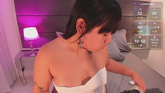 mia yeager online show from December 3, 8:18 pm