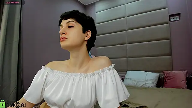 Adeline Perle online show from November 10, 1:26 am