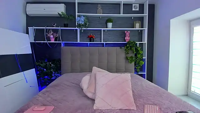 Snapshot of SabrinaSharm chatting on February 22, 1:09 pm SabrinaSharm online show from February 22, 1:09 pm