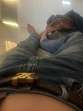 letruong6879 online show from April 6, 12:30 am