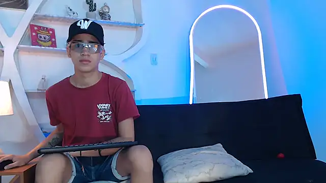 PRETTY FEM online show from September 12, 1:22 pm