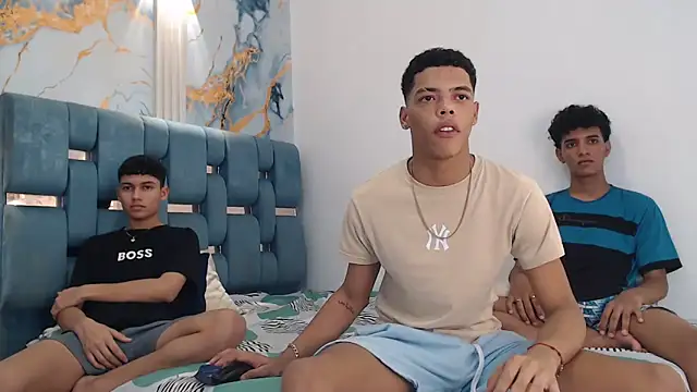 PRETTY FEM online show from March 17, 1:43 am