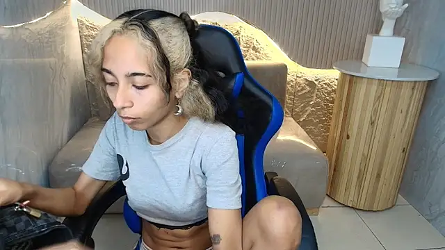 Snapshot of Agnis_ink_r chatting on October 22, 12:49 pm Agnis ink r online show from October 22, 12:49 pm