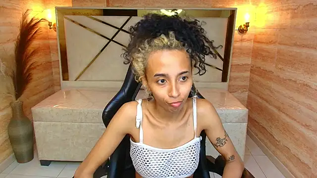 Snapshot of Agnis_ink_r chatting on November 15, 1:36 am Agnis ink r online show from November 15, 1:36 am