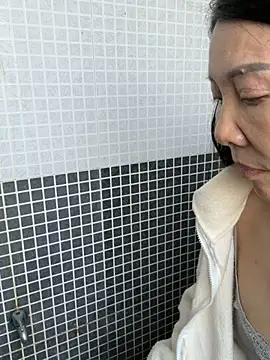 xiiuuff18 online show from October 24, 1:35 am