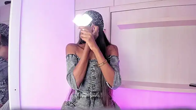 Stefannyevans  online show from March 5, 1:18 pm