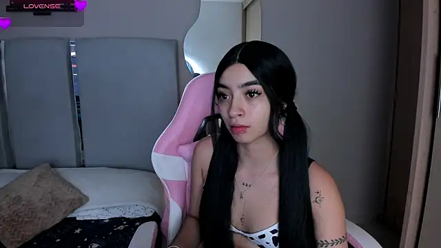 Snapshot of EmystarX chatting on March 17, 12:37 am EmystarX online show from March 17, 12:37 am