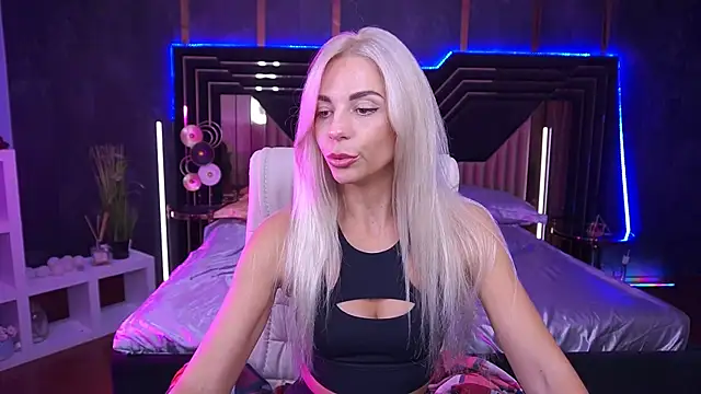 Snapshot of BellaRayyy chatting on October 9, 1:03 am BellaRayyy online show from October 9, 1:03 am