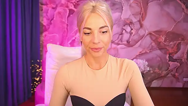 Snapshot of BellaRayyy chatting on October 15, 1:11 pm BellaRayyy online show from October 15, 1:11 pm