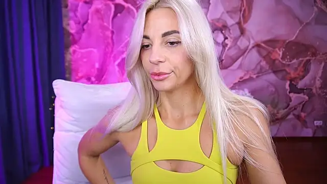 Snapshot of BellaRayyy chatting on October 17, 1:03 pm BellaRayyy online show from October 17, 1:03 pm