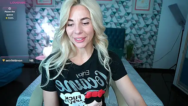 BellaRayyy online show from April 11, 8:35 pm