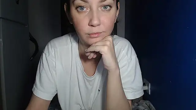 petite danielle online show from July 15, 2:50 am
