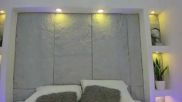 AlassiaHocthner online show from April 9, 11:37 am