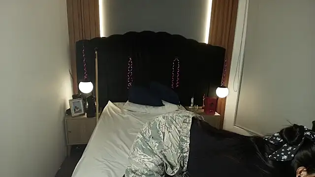 LiaMonroee  online show from April 1, 11:55 am