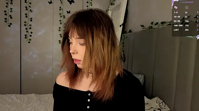 Snapshot of RileyVice chatting on December 19, 8:10 am RileyVice online show from December 19, 8:10 am