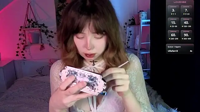 Snapshot of RileyVice chatting on February 7, 8:18 am RileyVice online show from February 7, 8:18 am