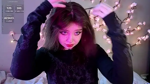 Snapshot of RileyVice chatting on March 1, 8:16 am RileyVice online show from March 1, 8:16 am