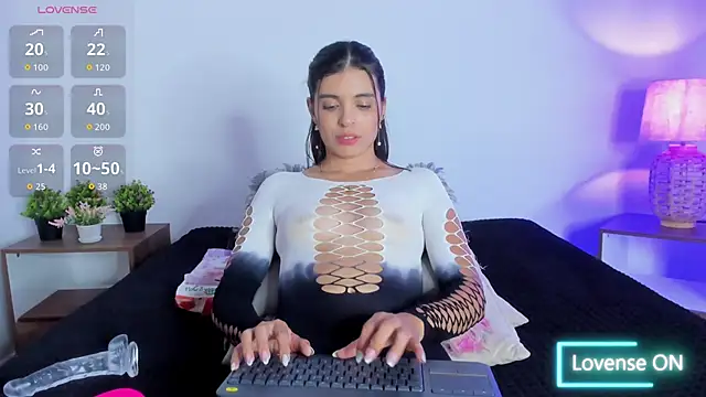 Snapshot of hailey_hadid chatting on September 24, 7:06 pm hailey hadid online show from September 24, 7:06 pm