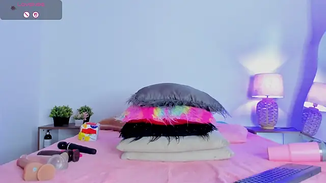 Snapshot of hailey_hadid chatting on November 25, 7:03 pm hailey hadid online show from November 25, 7:03 pm