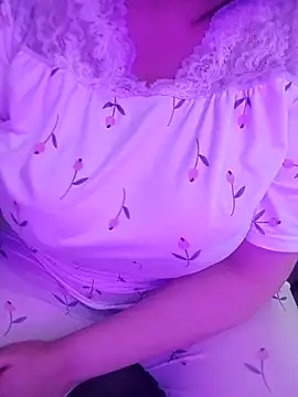Snapshot of lilyan12 chatting on May 17, 12:30 am lilyan12 online show from May 17, 12:30 am