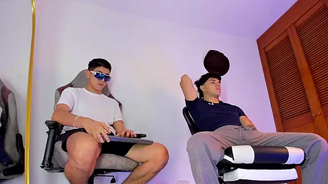 Snapshot of sotooliver3 chatting on October 17, 8:44 pm sotooliver3 online show from October 17, 8:44 pm