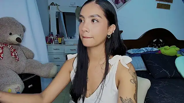 mia yireth online show from October 8, 12:19 am