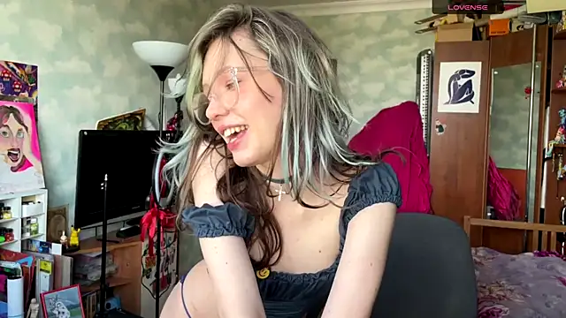 Snapshot of darling_darinka chatting on June 6, 7:57 am darling darinka online show from June 6, 7:57 am