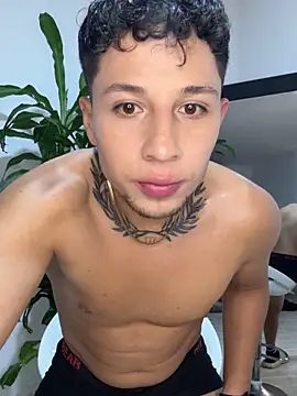 Snapshot of christhoper_cock chatting on February 17, 4:42 am christhoper cock online show from February 17, 4:42 am