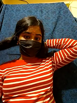 Snapshot of mini-queen chatting on December 2, 11:15 am mini-queen online show from December 2, 11:15 am