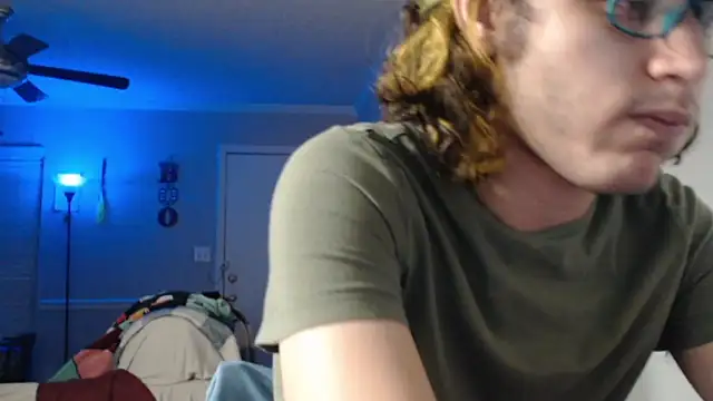 Snapshot of zacthefeetguy chatting on December 21, 10:11 am zacthefeetguy online show from December 21, 10:11 am