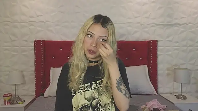 Snapshot of Lucy_n_pink chatting on October 4, 2:48 pm Lucy n pink online show from October 4, 2:48 pm