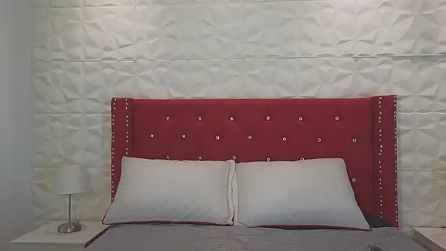 Snapshot of Lucy_n_pink chatting on October 5, 8:51 pm Lucy n pink online show from October 5, 8:51 pm