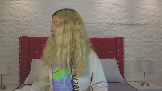 Snapshot of Lucy_n_pink chatting on October 10, 7:35 pm Lucy n pink online show from October 10, 7:35 pm