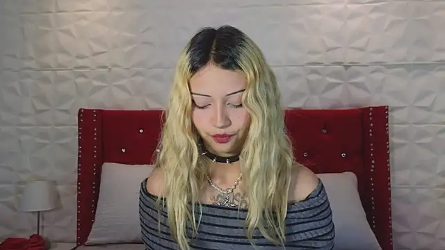 Snapshot of Lucy_n_pink chatting on October 24, 5:09 pm Lucy n pink online show from October 24, 5:09 pm