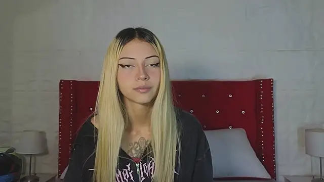 Snapshot of Lucy_n_pink chatting on November 7, 4:29 pm Lucy n pink online show from November 7, 4:29 pm