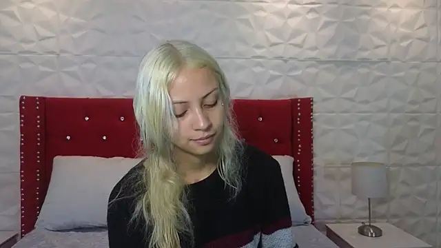 Snapshot of Lucy_n_pink chatting on December 5, 4:36 pm Lucy n pink online show from December 5, 4:36 pm