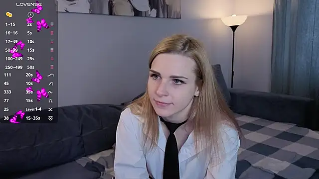 Snapshot of HelenMartines chatting on October 28, 10:30 am HelenMartines online show from October 28, 10:30 am