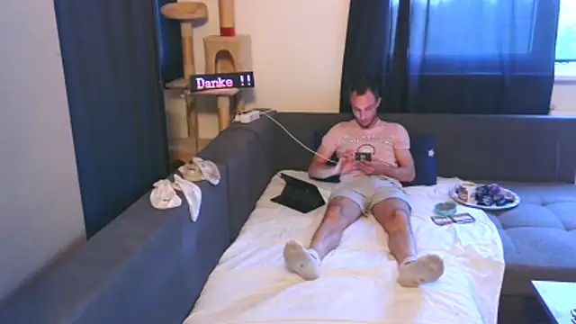 Snapshot of cum2camboys chatting on June 2, 6:43 pm cum2camboys online show from June 2, 6:43 pm