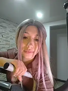 Snapshot of Ella_rr chatting on April 23, 1:18 am Ella rr online show from April 23, 1:18 am