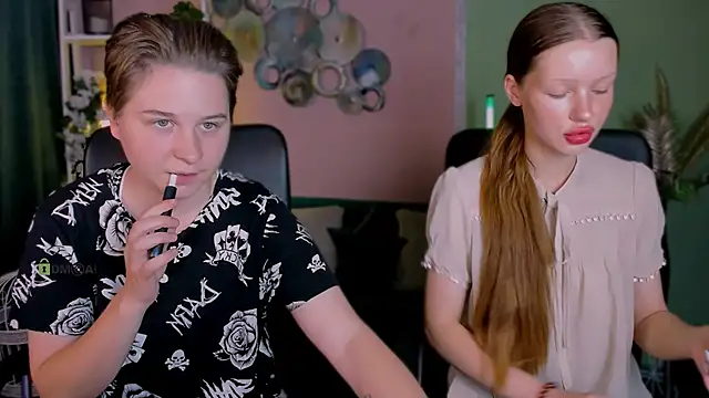 Snapshot of khloebeauty chatting on September 24, 5:44 am khloebeauty online show from September 24, 5:44 am