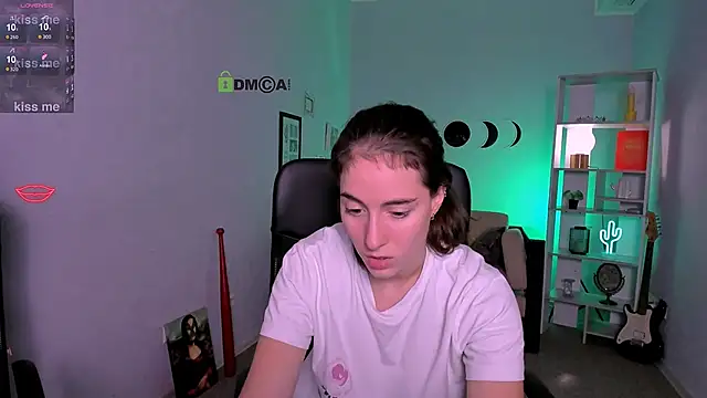 Snapshot of khloebeauty chatting on December 3, 8:18 pm khloebeauty online show from December 3, 8:18 pm