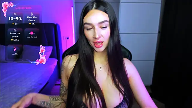 Veronica Larsson online show from November 3, 8:10 pm