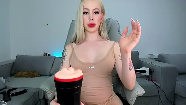 Snapshot of Sweet_Soffi chatting on December 14, 2:17 am Sweet Soffi online show from December 14, 2:17 am