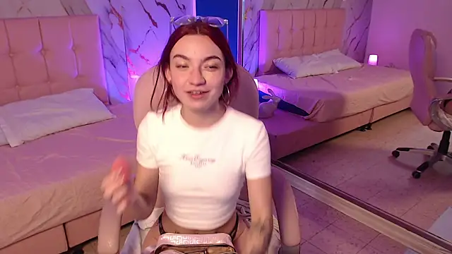 Snapshot of Red_kytty6 chatting on February 3, 9:20 pm Red kytty6 online show from February 3, 9:20 pm