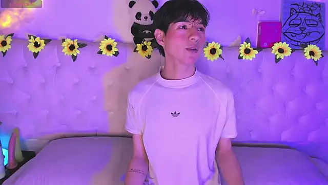 Snapshot of AleAurarashi chatting on February 19, 7:48 am AleAurarashi online show from February 19, 7:48 am