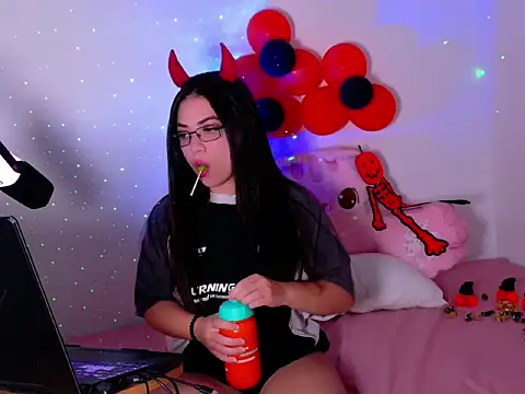 Snapshot of SofiKray chatting on October 14, 1:28 am SofiKray online show from October 14, 1:28 am