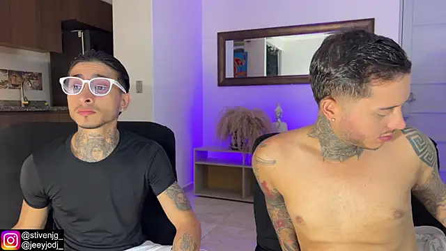 Snapshot of tattoguys_cums chatting on December 2, 11:11 pm tattoguys cums online show from December 2, 11:11 pm