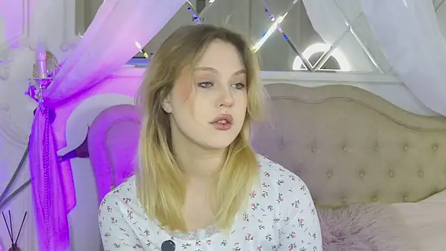Snapshot of CaitlinSugar chatting on April 25, 4:26 am CaitlinSugar online show from April 25, 4:26 am